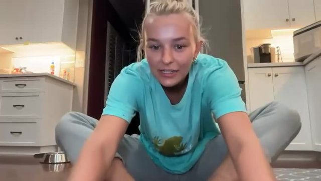 chloexbabe Female webcam show replay on Chaturbate 2026-10-11 09:34