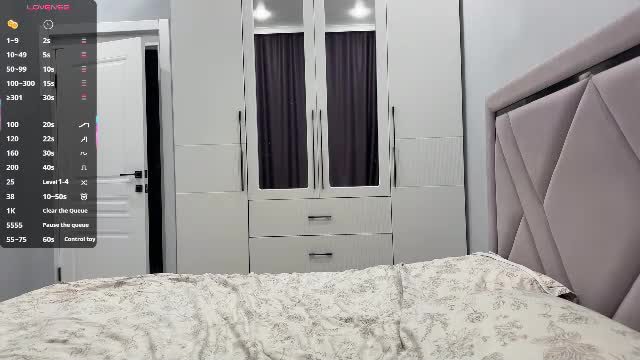 cwenecollins broadcasting on Chaturbate — live cam video