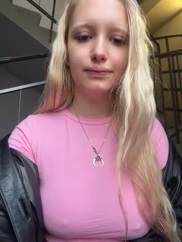 Elfi_InPublic Female full cam show on Stripchat 2026-10-26 09:00