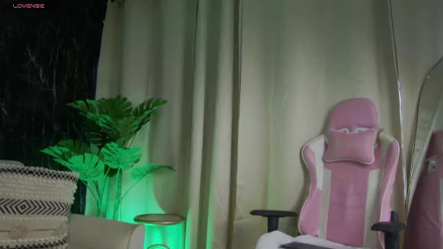 emily_foxx01 Female streamed cam show on Chaturbate 2026-08-30 22:17
