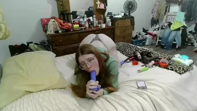 kayleekakesnslim's cam broadcast on Chaturbate, 2026-10-06 02:50