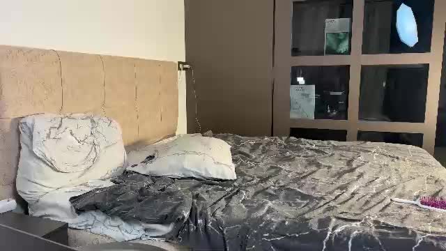 live show — linalurrre (Chaturbate, 2026-10-04 23:15)