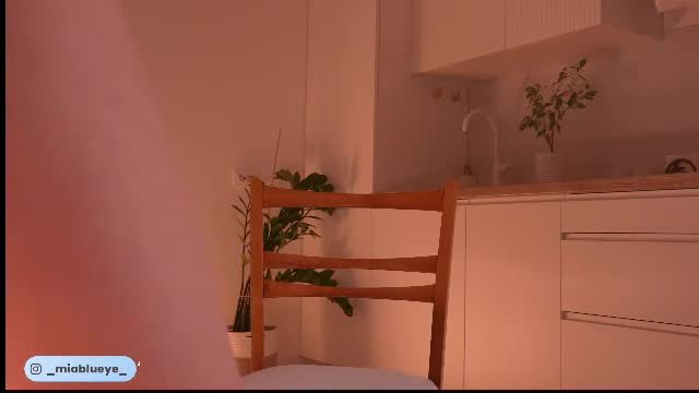 miablueye Chaturbate live webcam show · Female
