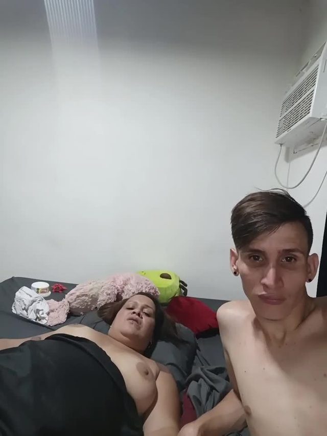 Milfvalesk on Stripchat — webcam show replay 2026-06-18 06:24