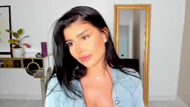 moniqueeass's live recording from 2026-08-05 17:21