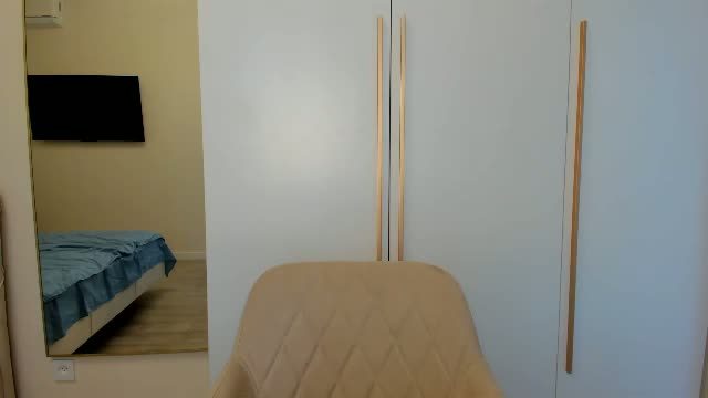 n_i_c_o_l_e_t_a broadcasting on Chaturbate — cam clip