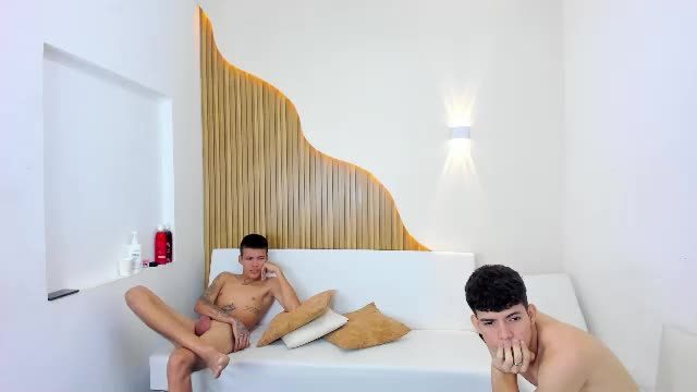 naughty_pearls's webcam stream · Couple 2026-10-25 15:04