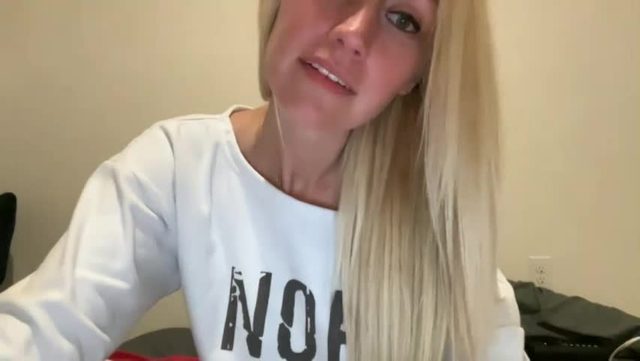 smexxii93 broadcasting on Chaturbate — live cam show