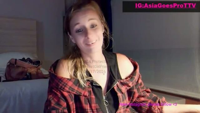 yoursecretgirlfriend963 broadcasting on Chaturbate — live cam session